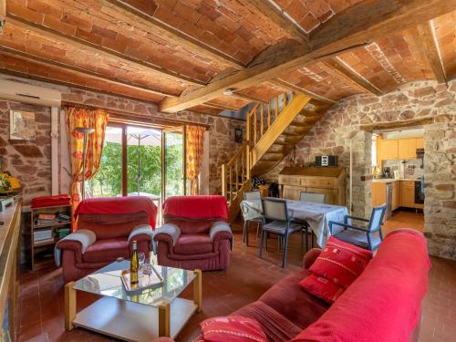 Posezení v ubytování Country House near Parc du Morvan with Pool