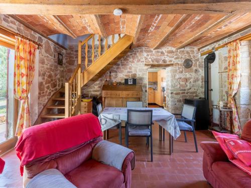 Posezení v ubytování Country House near Parc du Morvan with Pool