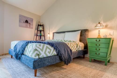 1 dormitorio con 1 cama y vestidor verde en Summit Lighthouse - Meredith Lodging, en Pacific City