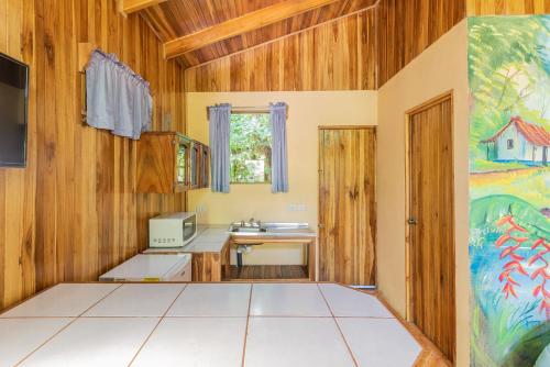 Televisyen dan/atau pusat hiburan di Monteverde Villa Lodge
