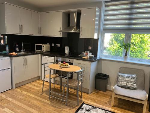 Kuchyň nebo kuchyňský kout v ubytování MJ Serviced Apartment up to 6 Guest - Luxurious living in West London next to Tube station & Central London