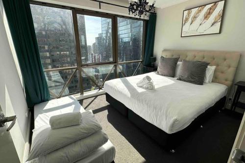 Un pat sau paturi într-o cameră la HeartCBD LUX Top Floor 2 Bedroom /Pool/Spa/GYM