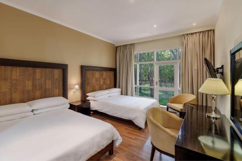 Ένα ή περισσότερα κρεβάτια σε δωμάτιο στο Protea Hotel by Marriott Lusaka Safari Lodge
