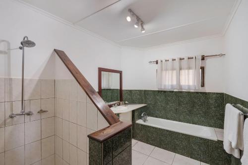 Ένα μπάνιο στο Protea Hotel by Marriott Lusaka Safari Lodge
