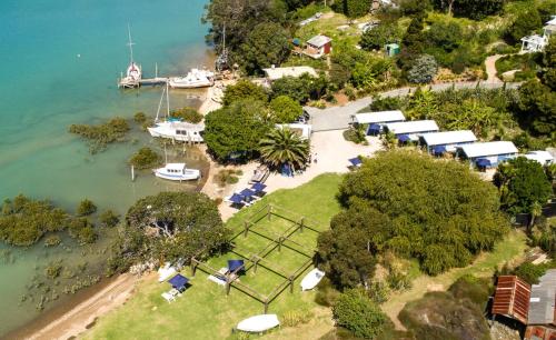 uma vista aérea de uma ilha com barcos na água em Boatsheds on the Bay, Waiheke Island em Ostend