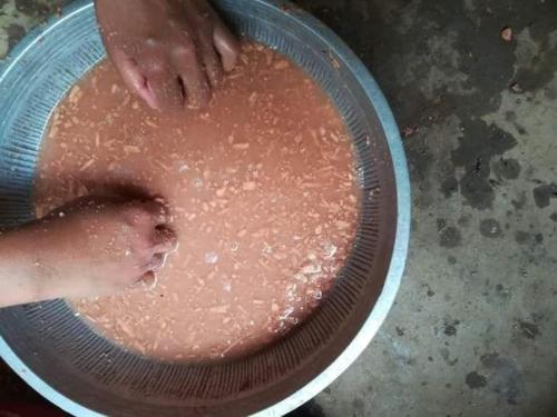 a person is holding a bowl of sauce at Hamadhi guest in Haldummulla