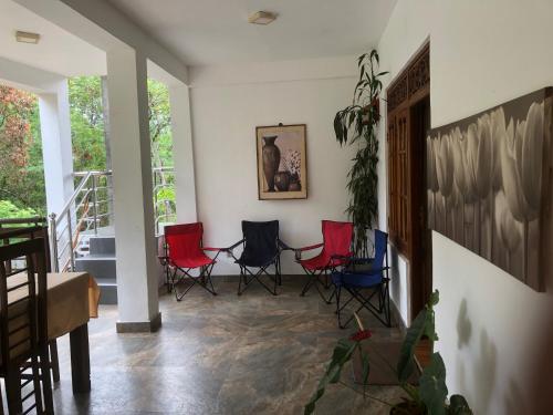 a group of chairs sitting in a room at Hamadhi guest in Haldummulla