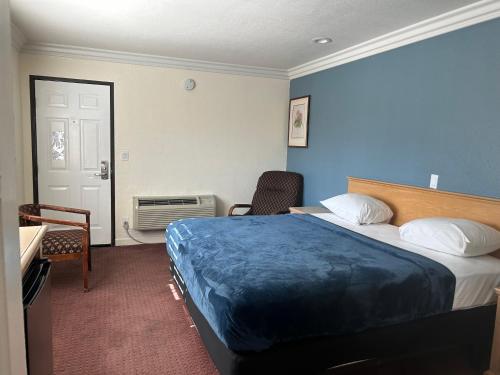 Un pat sau paturi într-o cameră la Welcome Inn