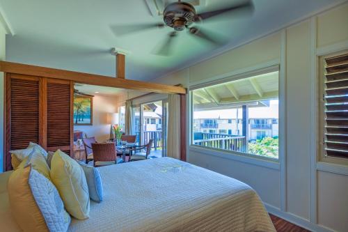 Schlafzimmer mit einem Bett und einem Deckenventilator in der Unterkunft Hanalei Colony Resort E3 in Hanalei
