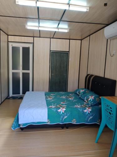 a bedroom with a bed in a room at Homestay Pinang Tunggal Cabin in Sungai Petani