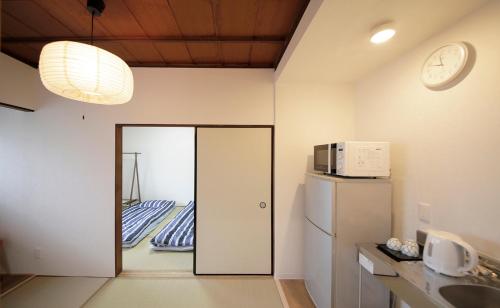 Kuchyň nebo kuchyňský kout v ubytování 1F SAKURA RIVER HOUSE, yao 桜と川の家 1F