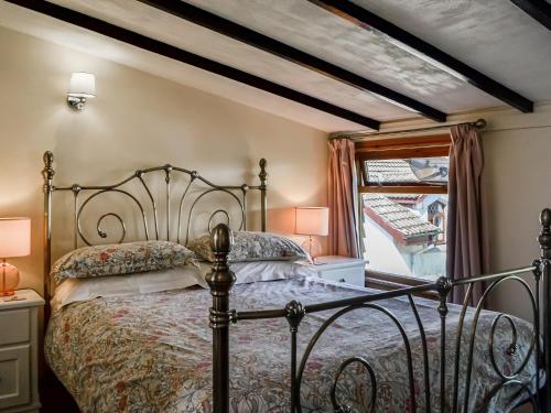 sypialnia z łóżkiem i oknem w obiekcie The Granary - Uk45181 w mieście Newcastleton