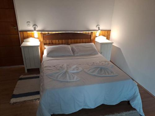 1 dormitorio con 1 cama grande y 2 mesitas de noche en Apartamento Panorãmico Master, en Teresópolis