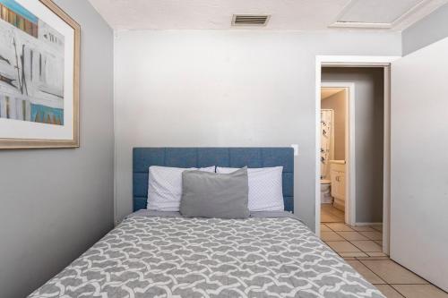 En eller flere senger på et rom på Sunny Shores Retreat 3