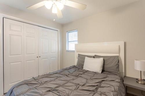 - une chambre avec un lit et un ventilateur de plafond dans l'établissement Sunny Shores Retreat 2, à Clearwater Beach