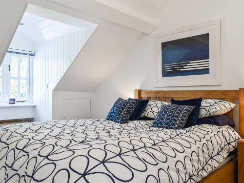 布朗頓的住宿－The Burrow，一间卧室配有一张带蓝色枕头的大床