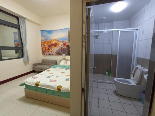 een slaapkamer met een bed, een douche en een toilet bij 圓圓民宿 in Dacun