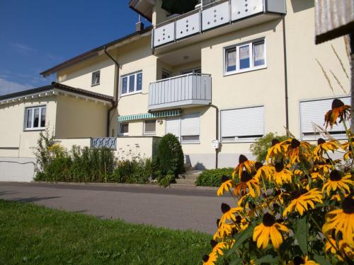 ein Gebäude mit gelben Blumen davor in der Unterkunft Obst- Und Ferienhof Witzigmann in Wasserburg