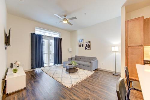 Χώρος καθιστικού στο Urban Escape 1BR,Pool,Gym,Rooftop Serenity, PetsOK