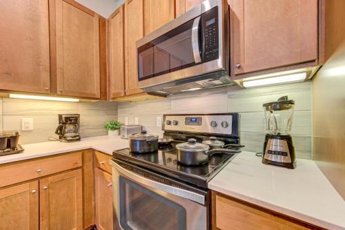 Η κουζίνα ή μικρή κουζίνα στο Urban Escape 1BR,Pool,Gym,Rooftop Serenity, PetsOK