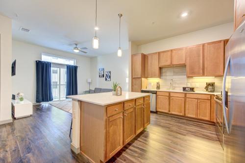 Η κουζίνα ή μικρή κουζίνα στο Urban Escape 1BR,Pool,Gym,Rooftop Serenity, PetsOK