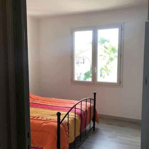 un lit dans une chambre avec une fenêtre dans l'établissement Magnifique haut de villa au calme absolu a 10 minutes des plages, à La Bouilladisse