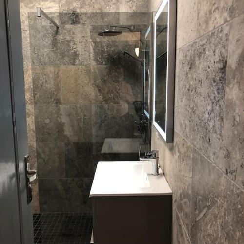 une salle de bain avec un lavabo et une douche dans l'établissement Magnifique haut de villa au calme absolu a 10 minutes des plages, à La Bouilladisse