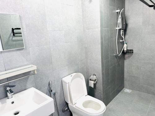 y baño con aseo blanco y lavamanos. en Sunway Velocity M Vertica 4R2B 10px KLCC Pavilion IKEA MRT, en Kuala Lumpur