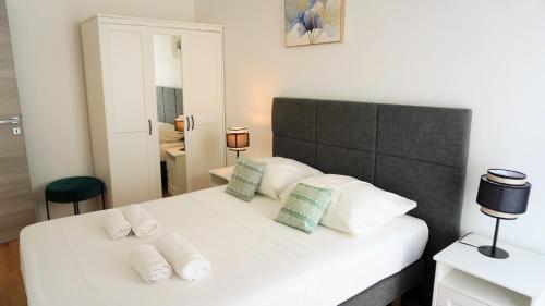 - une chambre avec un lit blanc et quatre oreillers dans l'établissement Centre Cannes, Le Grand Turkheim By Palmazur Vacances, à Cannes