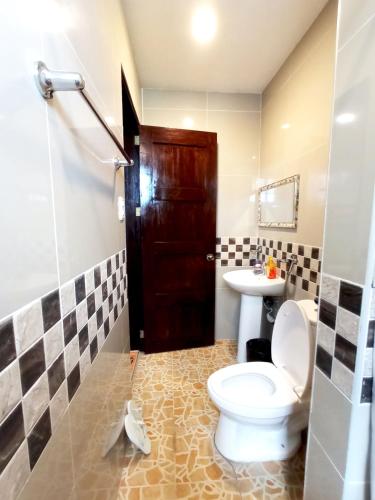 Bilik mandi di B&J Guesthouse and Tours