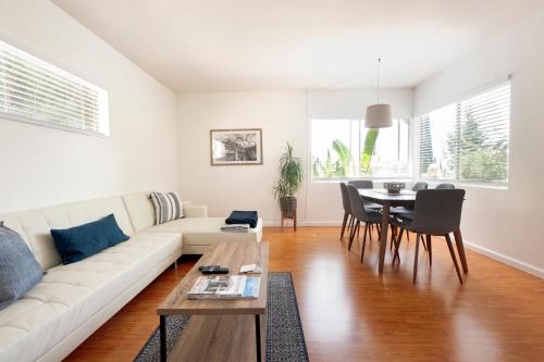 Posezení v ubytování 30 PCT OFF! Malibu Peaceful Getaway, Beach, Ocean