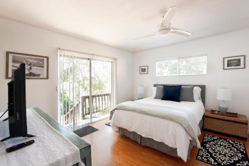 Un pat sau paturi într-o cameră la Malibu Coastal Escape, Beach & Hiking Mins Away