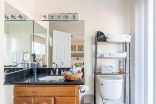 Dapur atau dapur kecil di Boutique Home close to Monterey, Big Sur, Carmel STR25-20