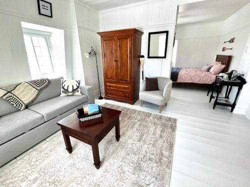 a living room with a couch and a table at Auberge musicale Pour un Instant in La Malbaie