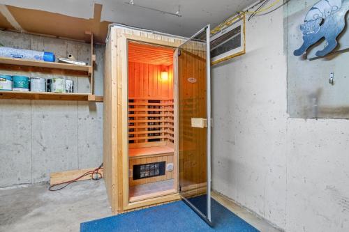 Pokój ze szklanymi drzwiami w pokoju w obiekcie 204 High Pkwy - Golden w mieście Golden