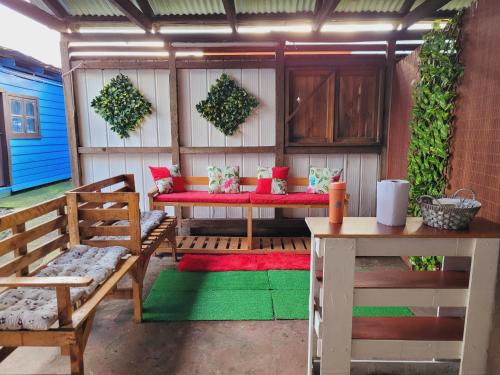 patio z ławką i poduszkami na stole w obiekcie HOSTAL PARADISE BLUE OSORNO w mieście Osorno