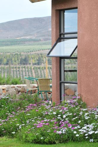 a building with a window with a table and flowers at Hotel Altos de Tuqui in Ovalle