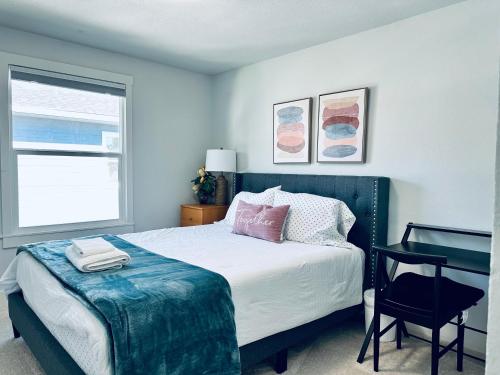 - une chambre avec un lit, une chaise et une fenêtre dans l'établissement Tacoma 2 bedrooms 1 baths sleep 5 with compact kitchen, à Tacoma