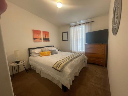 1 dormitorio con 1 cama y vestidor con TV en A Desert Oasis by the River, en Topock