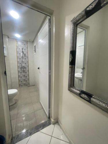 een badkamer met een spiegel en een toilet bij اقامة طريق الخير in Agadir