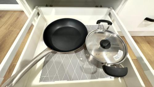 un batidor y un colador sobre una mesa de cristal en Steam Land Stay, en Rotorua