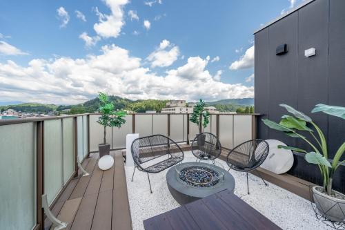 ワットホテル&スパ飛騨高山にあるバルコニーまたはテラス