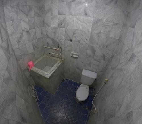 Ένα μπάνιο στο Garden View Guest House Jogja