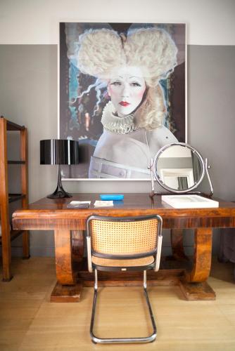 a desk with a mirror and a picture of a woman at Ninù Roma centro storico in Rome