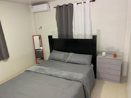 Dormitorio pequeño con cama y vestidor en Relaxing 2 bedroom property for up to 4 person en Georgetown