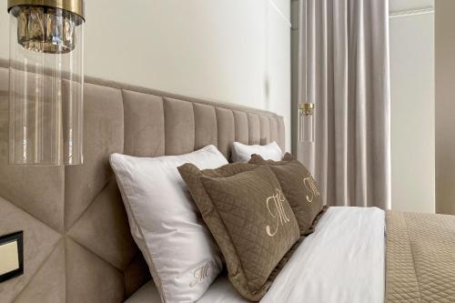 Una cama con dos almohadas encima. en Monaco Premium Suites - NEW en Montecarlo