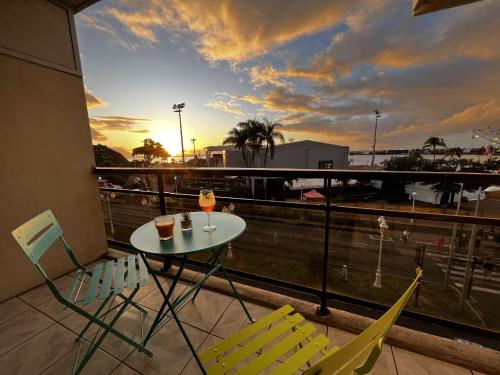 una mesa y sillas en un balcón con vistas al océano en NEW My Lodge - AC, Netflix & Wifi en Papeete