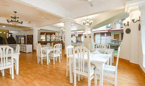 En restaurant eller et andet spisested på Via Toro Highland Beach Resort With Pool - 500M From Candolim Beach