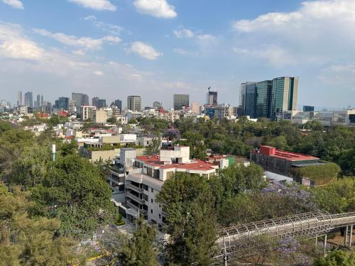 uma paisagem urbana de uma cidade com uma ponte e edifícios em bnb2night Polanco-Lomas em Cidade do México