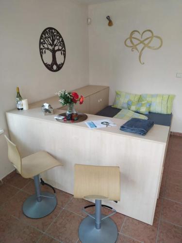 een keuken met een aanrecht met 2 stoelen bij Vila La Perla in Kutná Hora